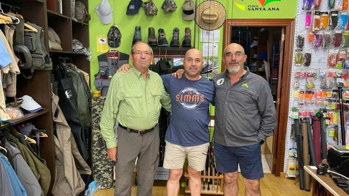 Juan Carlos Castro, en el centro, escoltado por Luis Fuertes (izquierda) y Marcelino de la Calle (derecha). DL