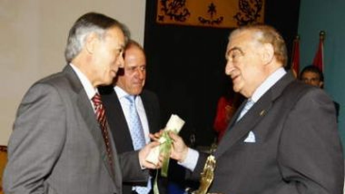 Postigo recoge su galardón.