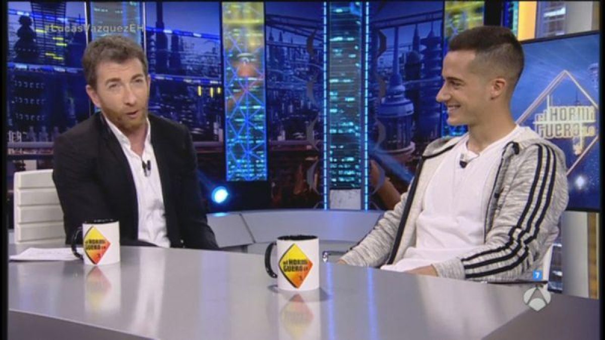 Pablo Motos con Lucas Vázquez, en el programa de Antena 3 'El hormiguero'.
