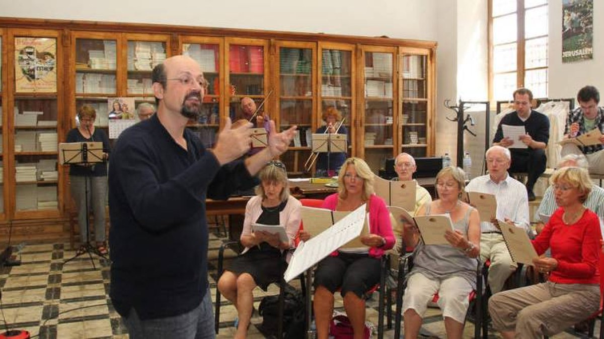 Carlos Aransay con el coro del curso ‘Music in León’, durante uno de los ensayos.