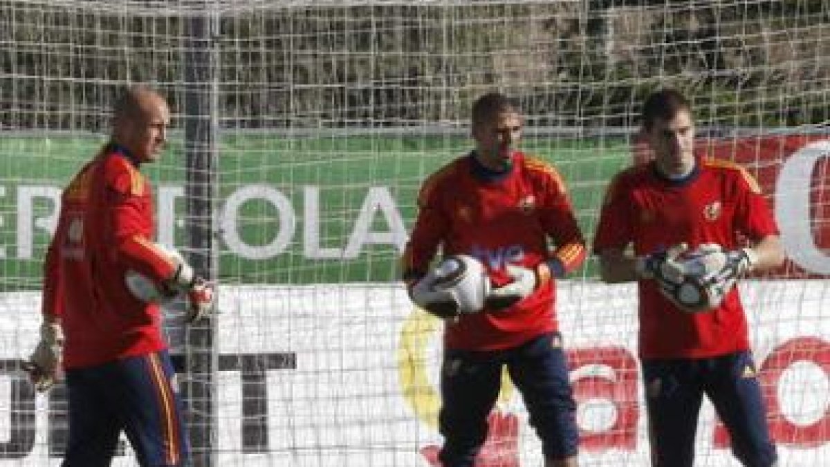 Reina, Valdés y Casillas, de izquierda a derecha, durante el entrenamiento realizado ayer.