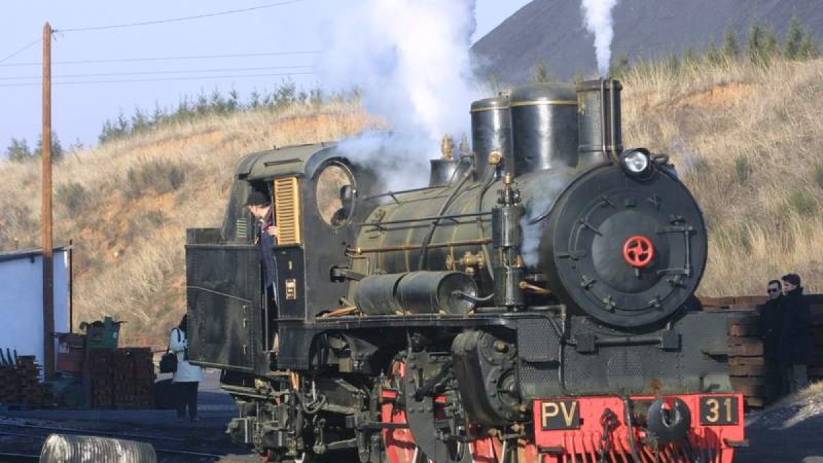 La locomotora 31, encendida en pruebas en Cubillos del Sil, en diciembre del 2001.