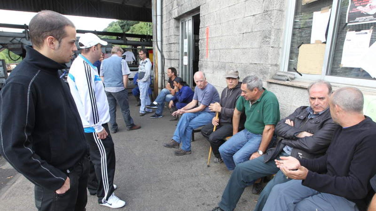 Compañeros y familiares de los ocho encerrados, haciendo guardia ayer tarde en la boca del pozo de Santa Cruz del Sil.