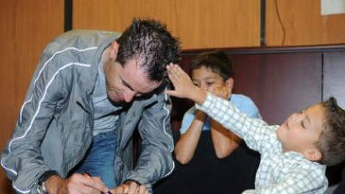 Samuel Sánchez firma autógrafos en la presención del Campeonato Ciclista de San Andrés del Rabanedo
