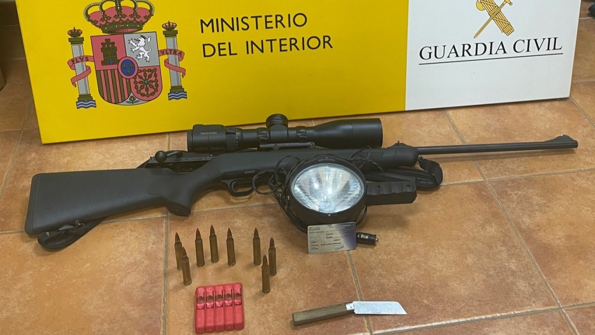 Arma y munición decomisada por el Seprona a un cazador furtivo. DL