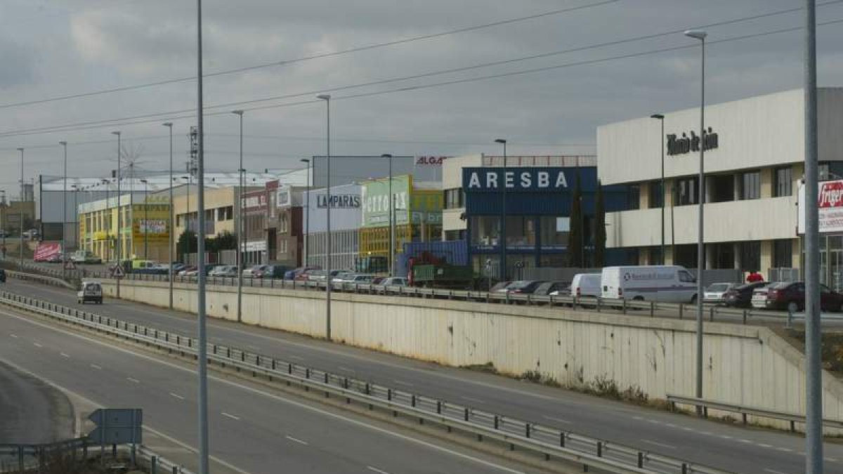 Polígono Industrial de Trobajo del Camino que lleva sin iluminación en las farolas más de un mes.