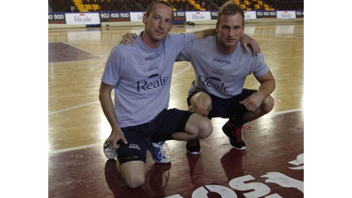Denis Krivoshlykov y Martin Stranovsky, antes de entrenar ayer en el Palacio para preparar el partido ante el Barça.
