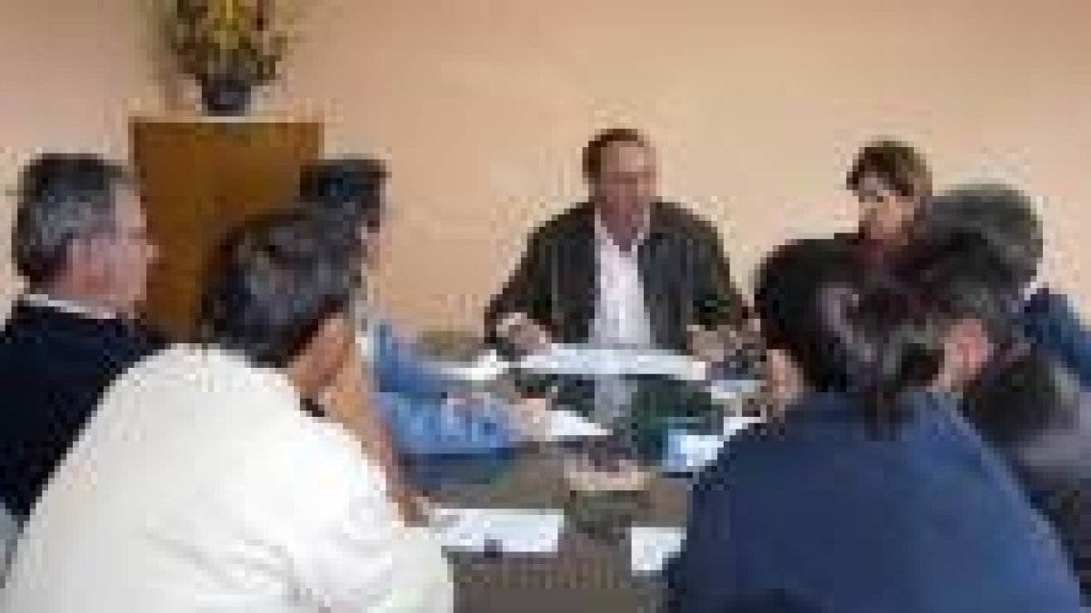 El alcalde de Berlanga, centro, expone las cuentas al resto del Pleno