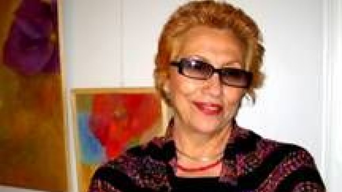 La artista madrileña María Guerras junto a una de sus obras