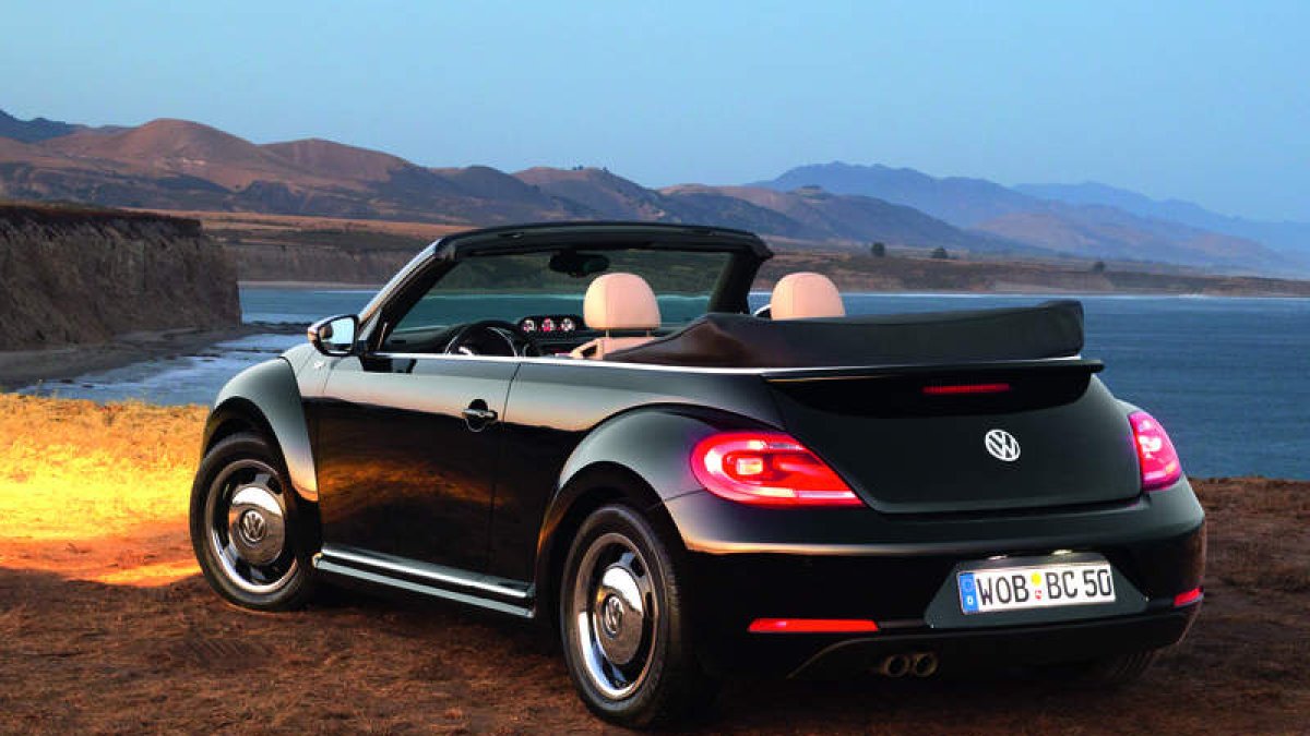 El Beetle Cabrio hereda la capota de lona, «en acordeón» del pionero de 1949.