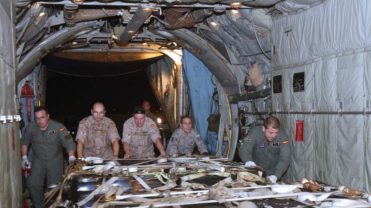 Imagen de los militares españoles subiendo el tesoro a un Hércules.