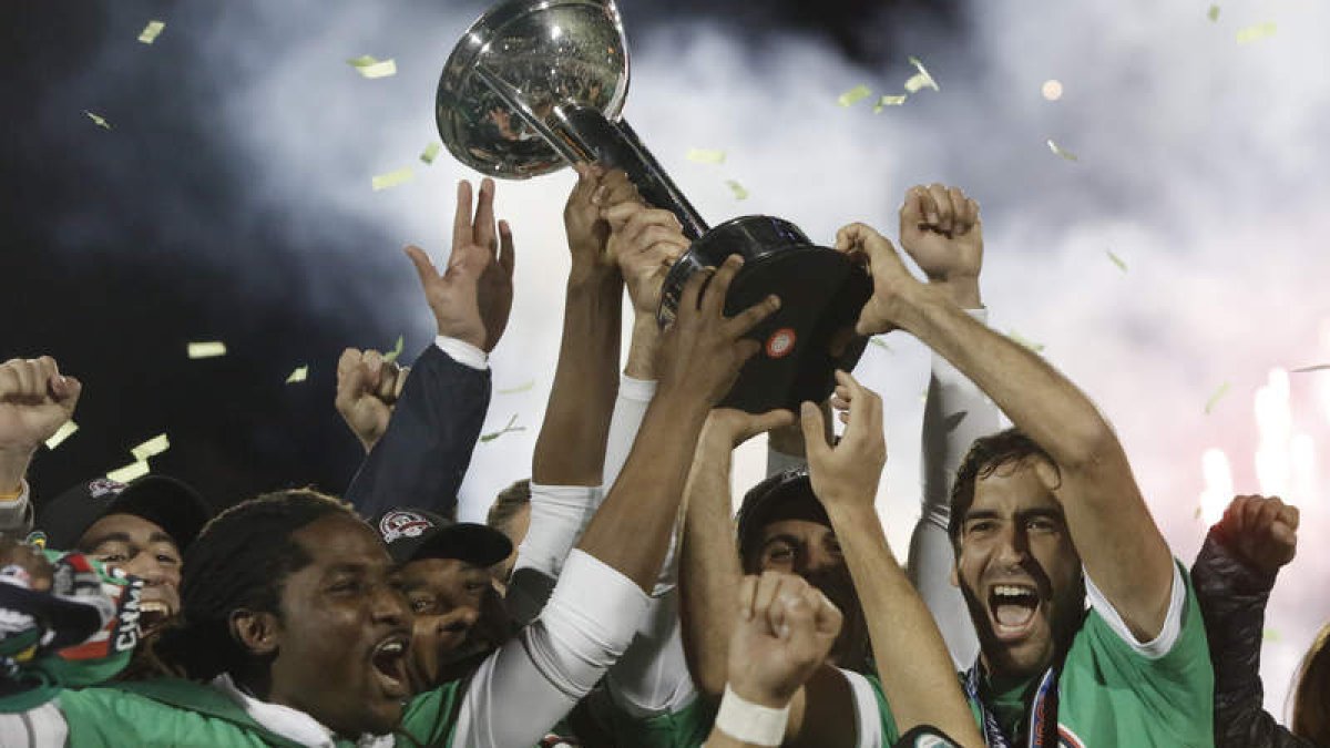 Raúl y Senna levantan la copa.