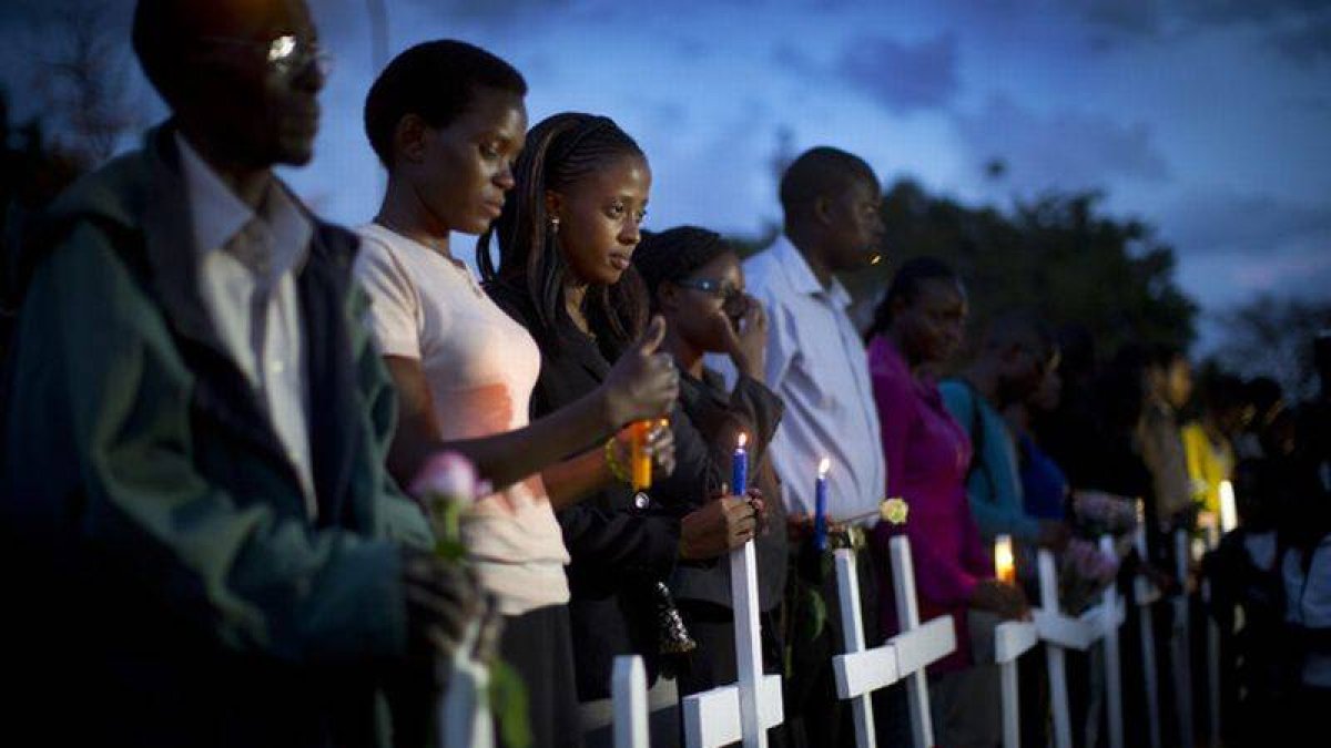 Ciudadanos kenyanos sujetan velas en recuerdo de las víctimas de la masacre de Garissa, donde murieron 148 estudiantes.