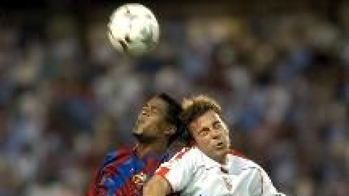 Kluivert, a la izquierda, cabecea un balón con el sevillista Marcos Vales