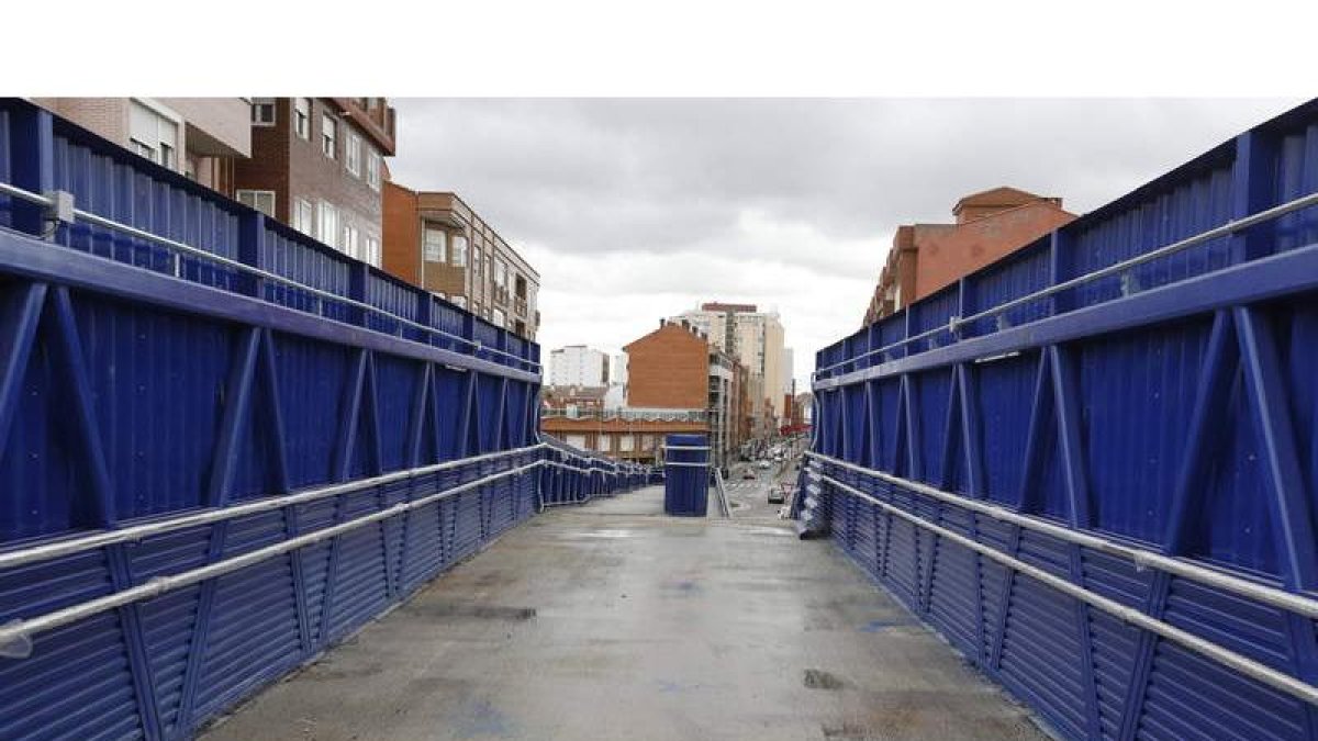 La pasarela azul, con los barrios de Paraíso Cantinas y La Sal al fondo, donde ahora el Adif quiere reutilizarla. MARCIANO PÉREZ