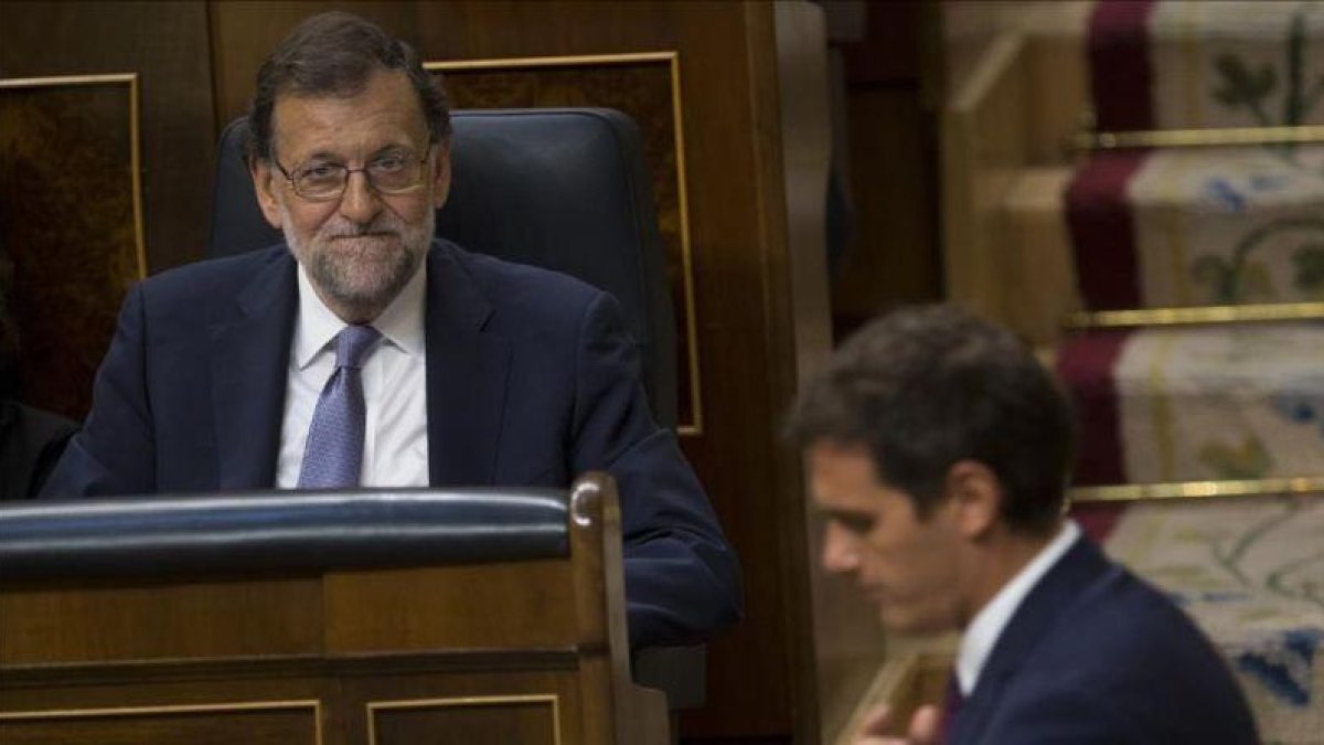 Rajoy y Rivera, durante la sesión de investidura del miércoles.