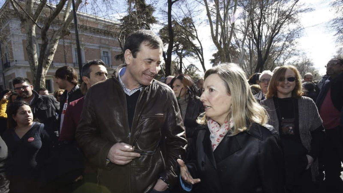 Tomás Gómez conversa con Amparo Valcarce durante la ‘marea blanca’ de protesta por la Sanidad celebrada ayer en Madrid.