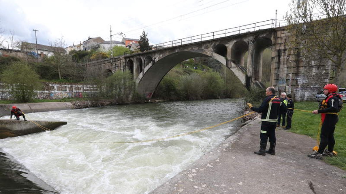 Los bomberos en el azud de Ponferrada donde desapareció el niño ahogado. DE LA MATA