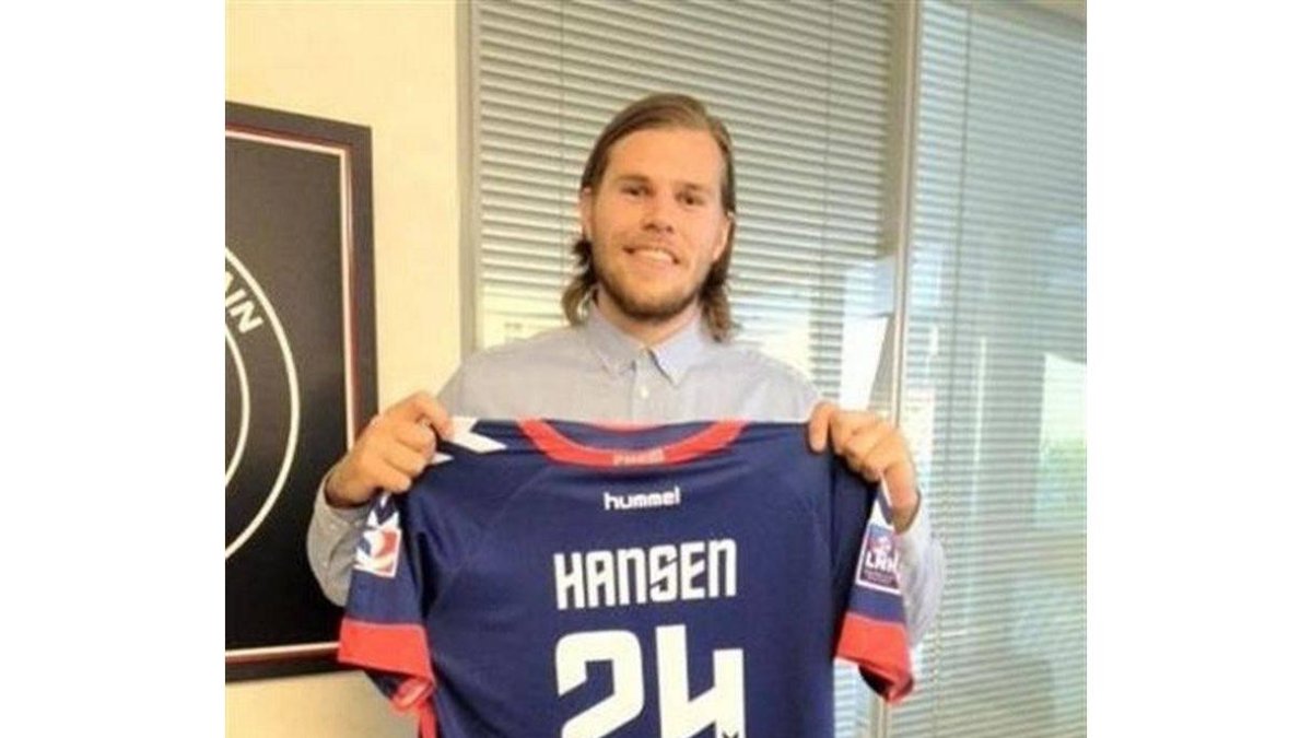 Hansen posa con la camiseta de su nuevo club.