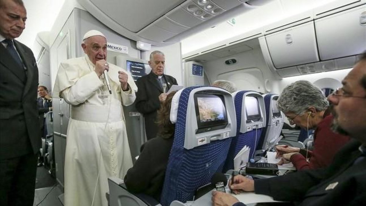 El Papa habla con los periodistas en el avión de regreso a Roma desde México.