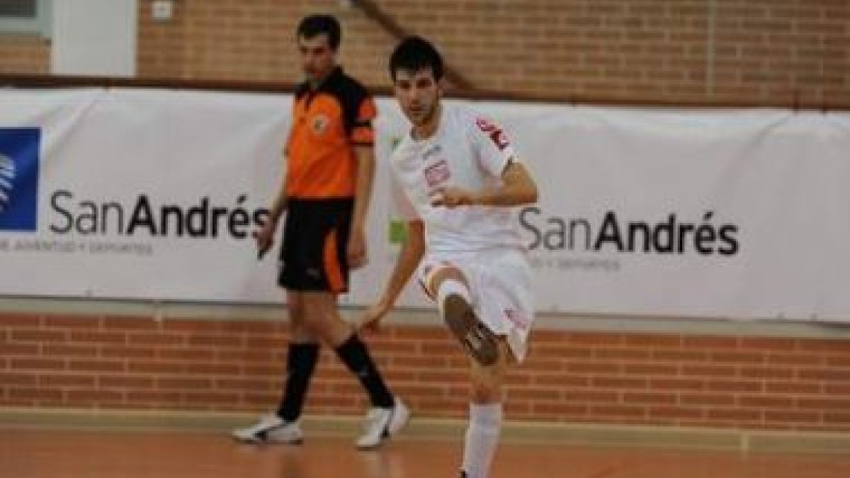 Raúl se mostró muy activo durante todo el encuentro.