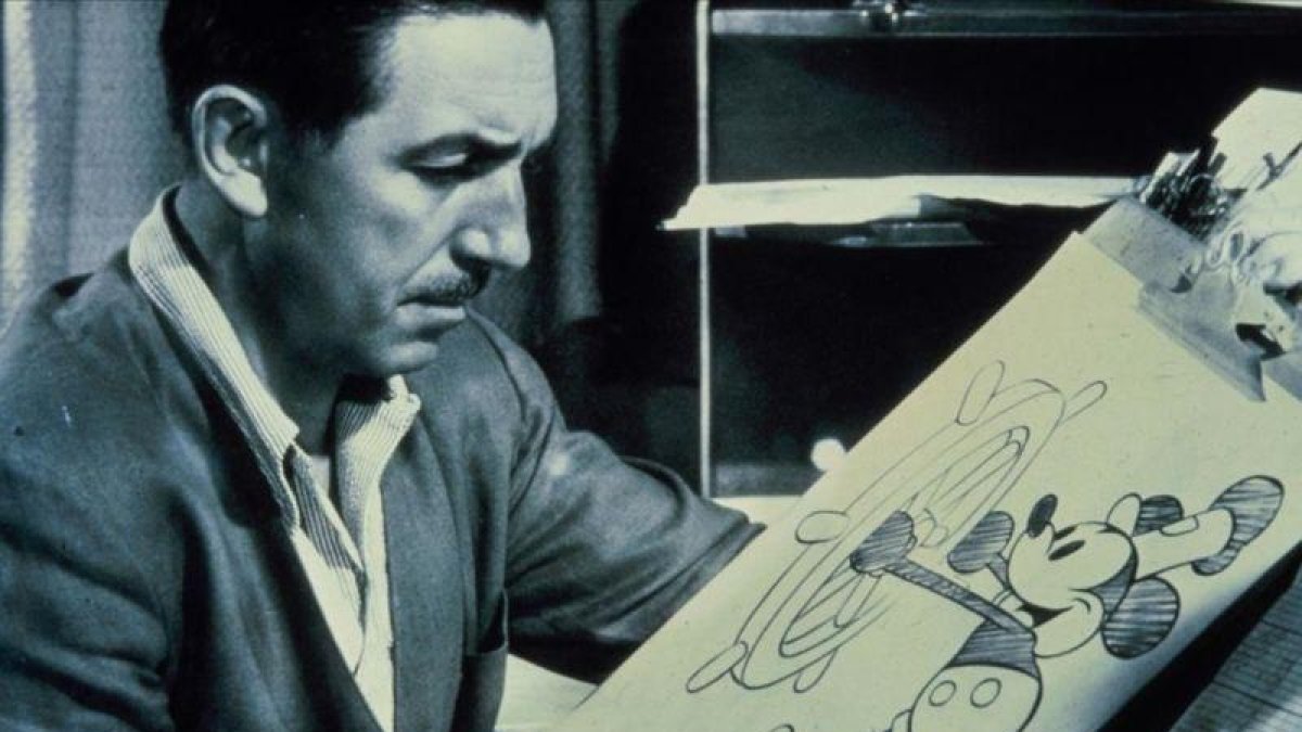Walt Disney realiza unos bocetos de Mickey Mouse, su primer y más icónico personaje de dibujos animados.