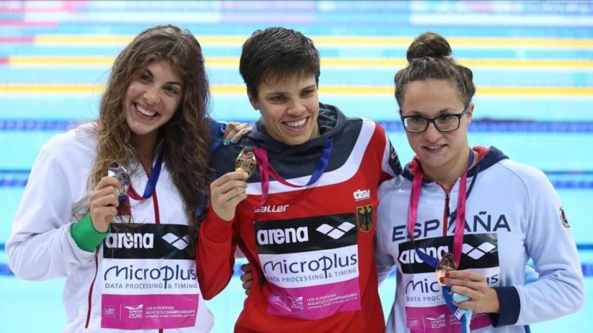 Ignacio, en la derecha, posa con su bronce tras la final de los 200 mariposa