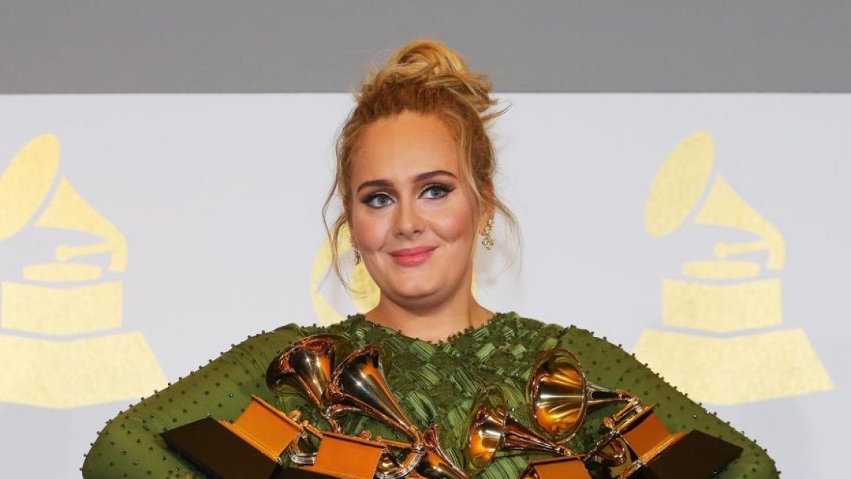 Adele posa con sus 5 grammy.