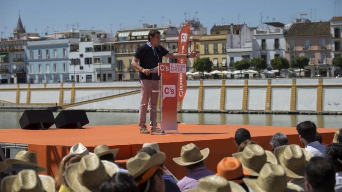Albert Rivera, este sábado, en el mitin que ha ofrecido frente al barrio sevillano de Triana.