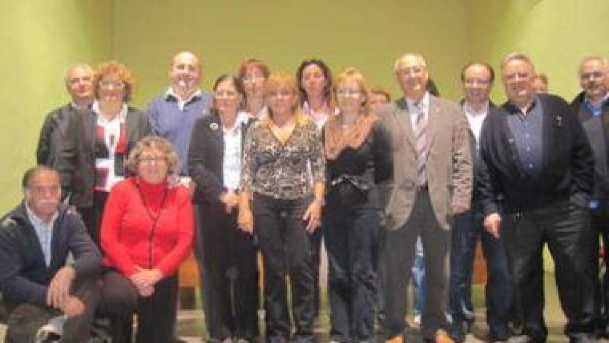 Carrasco posó con los nuevos miembros de la Junta Local de Mansilla elegida ayer.