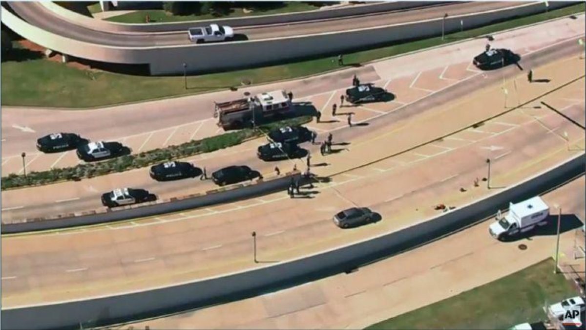 Policía en las inmediaciones del aeropuerto de Oklahoma donde se ha producido el tiroteo.