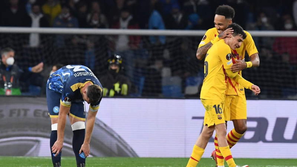 Los de Xavi completaron un gran partido en Nápoles y fue Aubameyang quien cerró la goleada europea. CIRO FUSCO