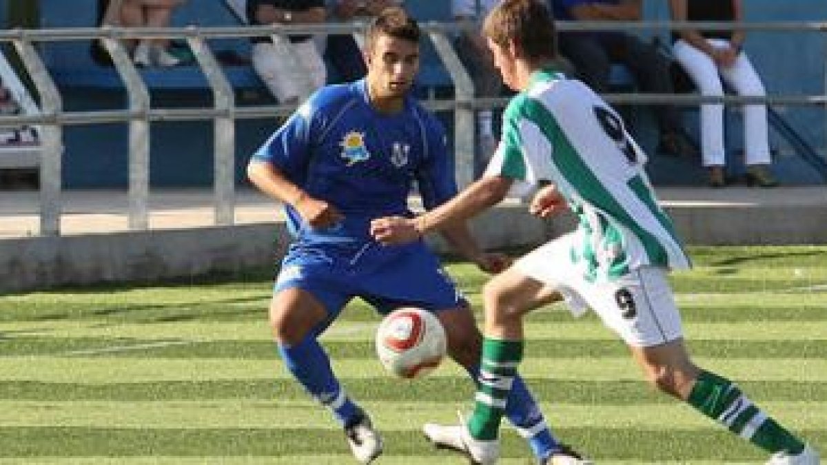Edgar, izquierda, trata de cortar el avance de Contreras.