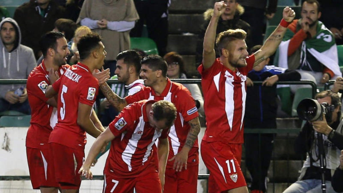Los jugadores del Sevilla celebran su triunfo en el feudo del conjunto verdiblanco.