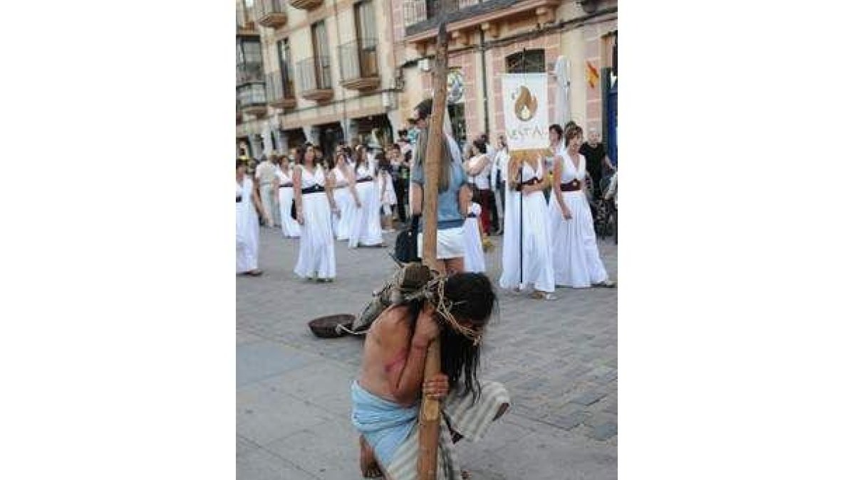 Un curioso personaje, mitad mendigo y mitad crucificado.