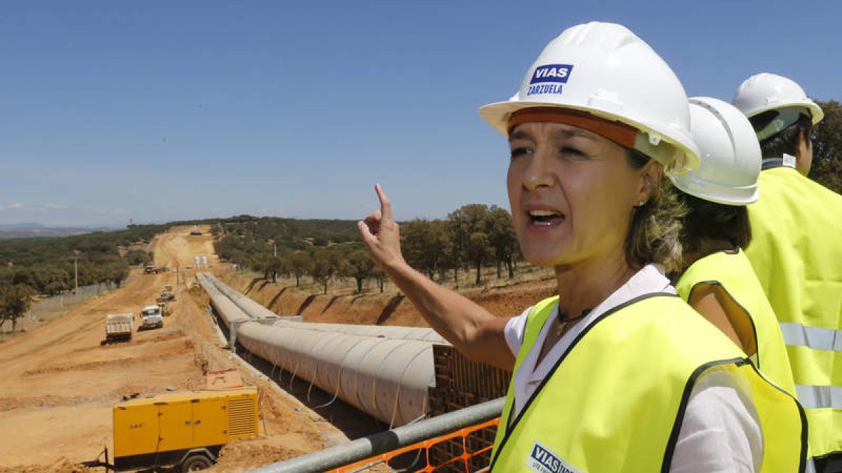 La ministra, durante una visita a las obras del Canal Bajo de los Payuelos en 2015. JESÚS F. SALVADORES