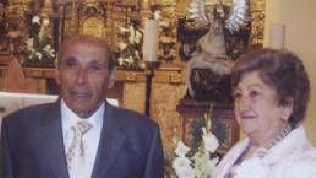 Salustiano Lorenzana y Natalia Velilla, tras la celebración de sus bodas de oro