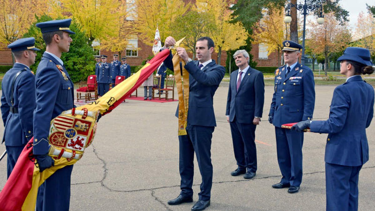 Acto de imposición de la corbata a la bandera. DL