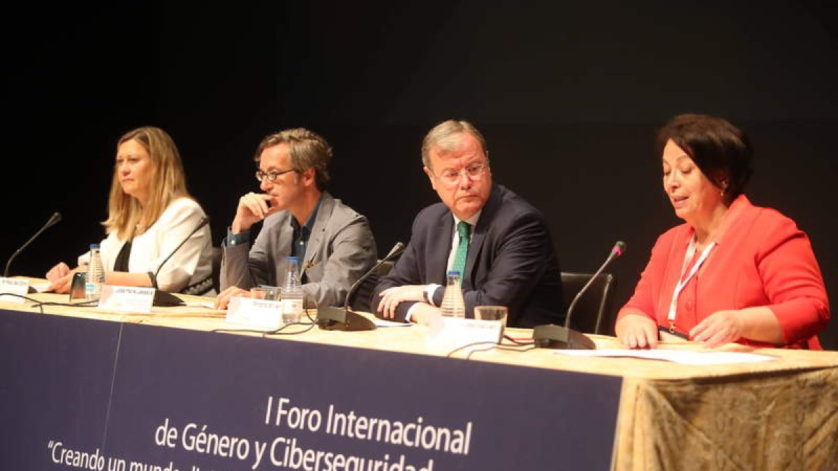 Del Olmo, Lassalle, Silván y Salvatti, durante la apertura del encuentro en el Auditorio. RAMIRO