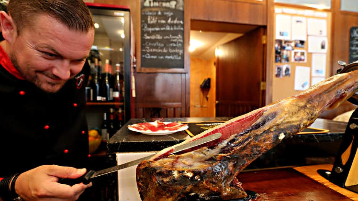 El cortador de jamón berciano Javier del Río, en su bar, ubicado en el Teatro Bergidum