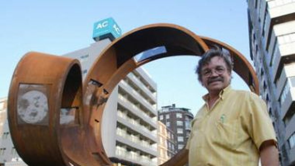 Carralero, con una de sus obras en Ponferrada.