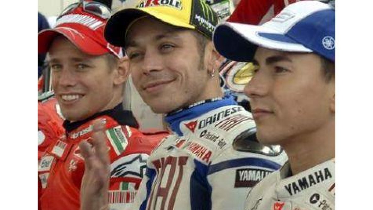 Los pilotos de Moto GP, Kasey Stoner, Valentino Rossi y Jorge Lorenzo posan en la foto oficial