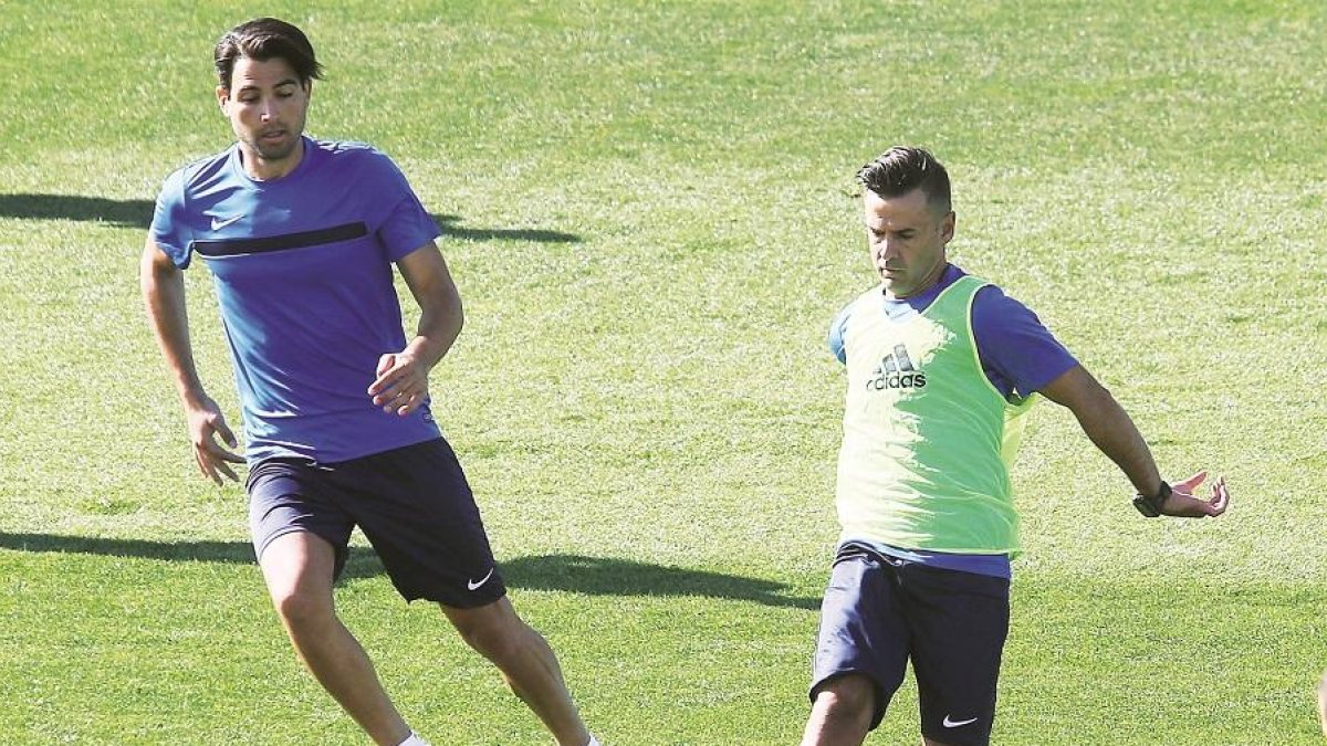 La Deportiva continúa con su trabajo de pretemporada en el anexo de El Toralín.