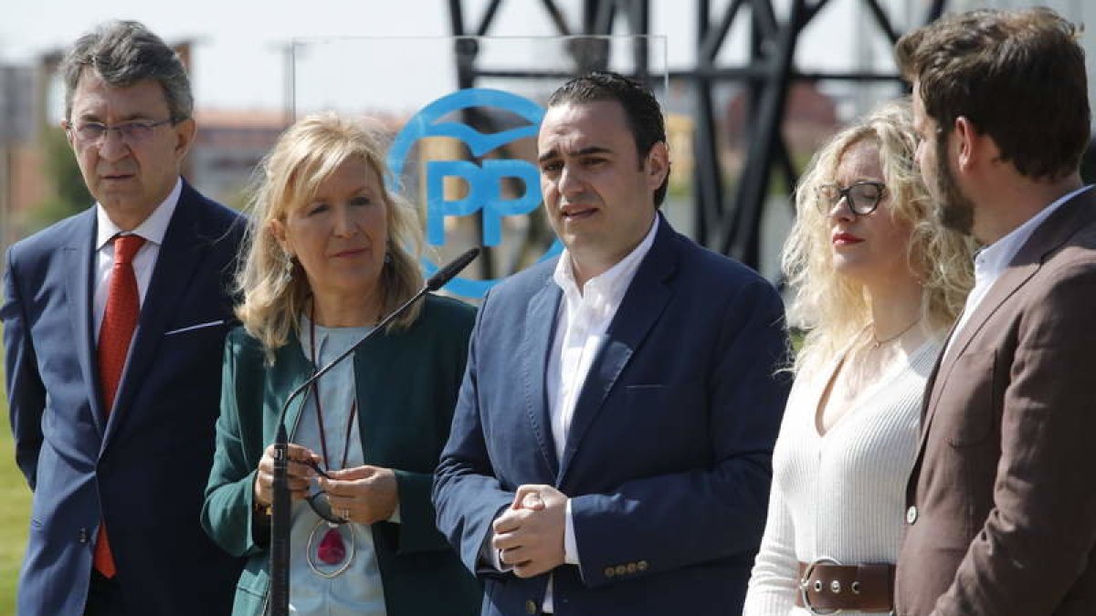 Majo, Guinda, González, Muños y Santiago, juntos en un acto político. RAMIRO