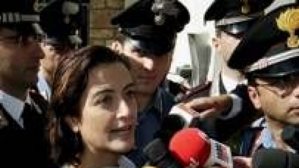 Simona Pari rodeada de periodistas en su casa en Romini