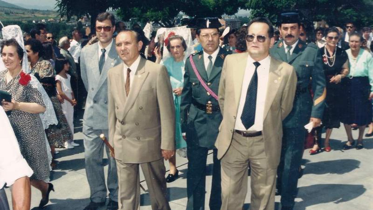 Antonio Rey en la salida del Santo de 1987, junto el anterior alcalde Gonzalo Mansilla. CEBRONES