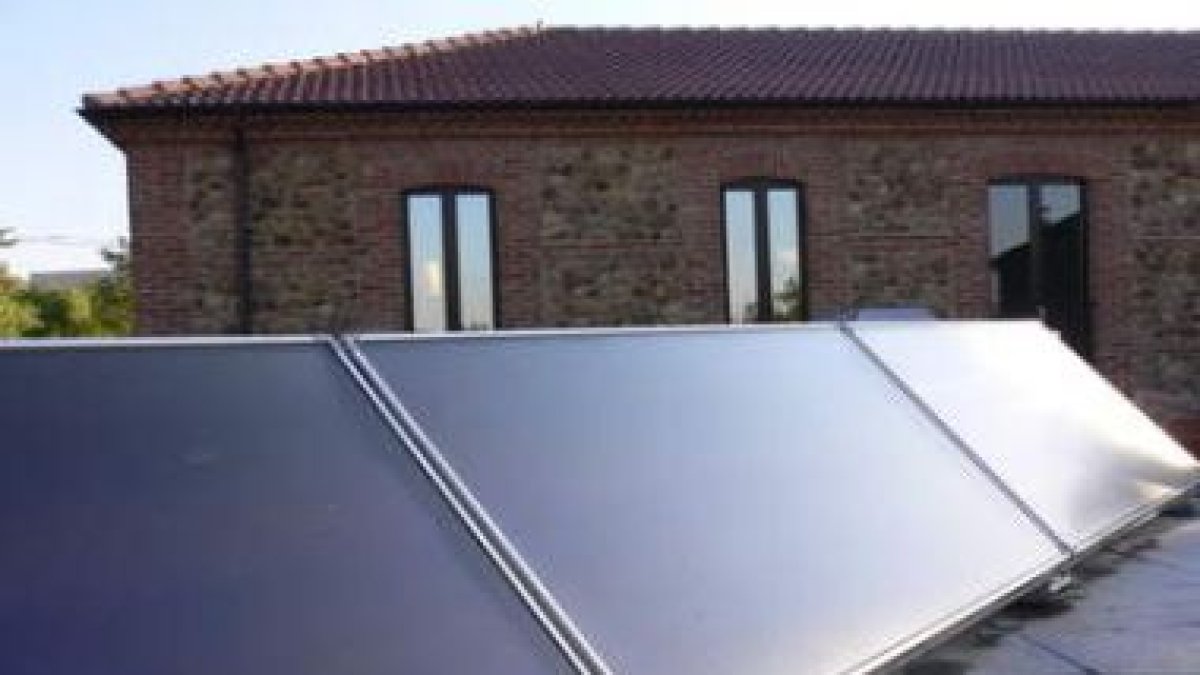 La instalación solar de las oficinas de Simelec estará conectada en breve para genera frío solar.