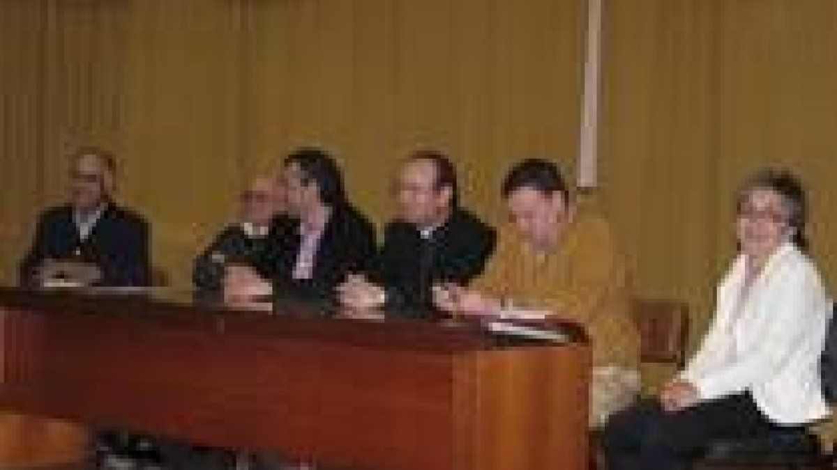 Antonio Recio y Nicanor Sen, sentados en el centro de la mesa