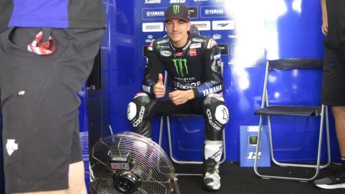 Maverick Viñales busca la complicidad del fotógrafo mientras descansa en su boxe de Sepang (Malasia).