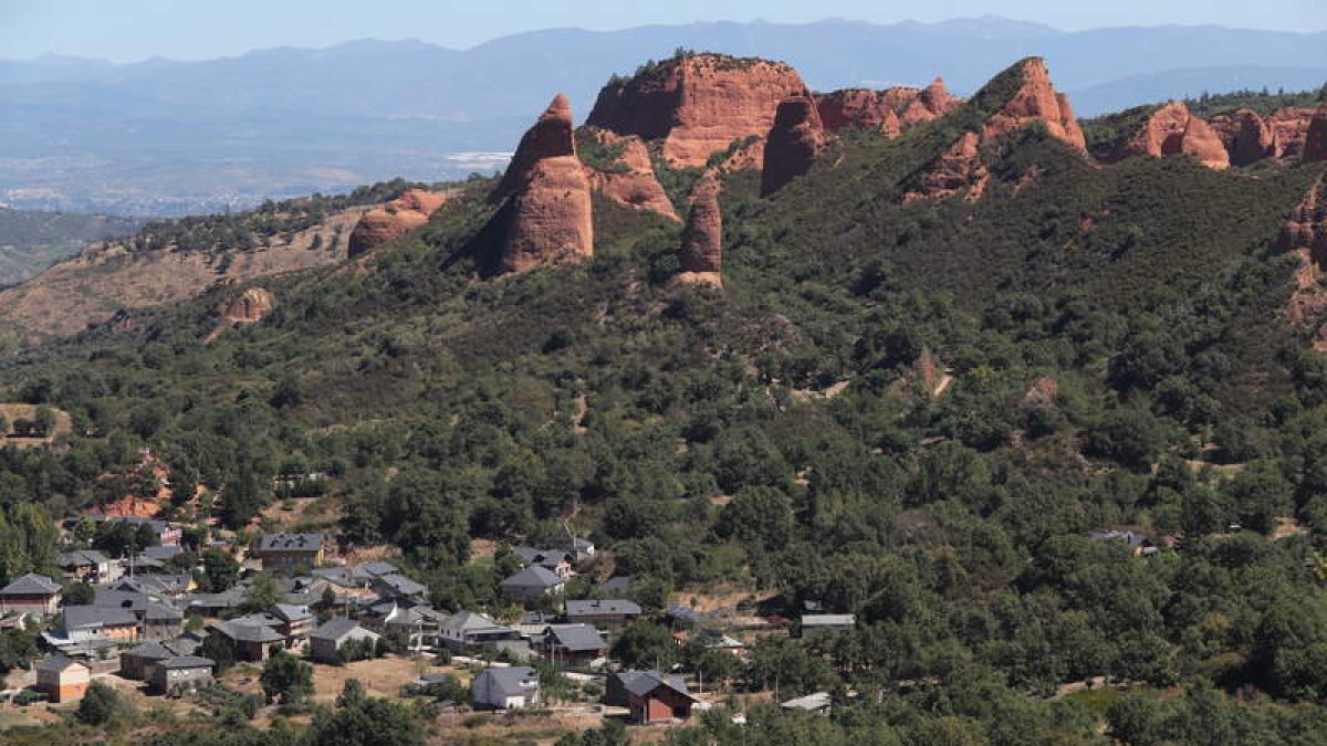 Vista de Las Médulas, en una foto de archivo que muestra todo su esplendor. L. DE LA MATA
